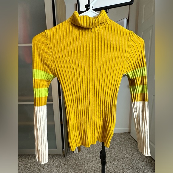 ‼️BUNDLE‼️ two sweatersTrendy colors 🩷🧡 Affordable fashion! Back to school 🏫 - Picture 4 of 4